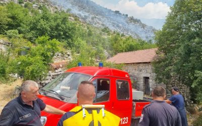 Teška situacija u Žakovu, “borba prsa u prsa” sa vatrom (Foto)